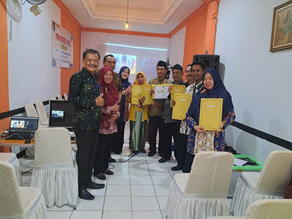 Berita 17 Sekolah di Kabupaten Tegal Terima Sertifikat Akreditasi Perpustakaan Tahun 2022 Dinas Perpusip