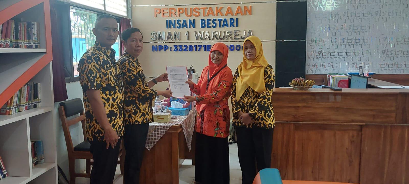 Berita Langkah Menuju Standar Nasional Perpustakaan: 6 Perpustakaan Sekolah di Kabupaten Tegal Jalani Akreditasi Dinas Perpusip