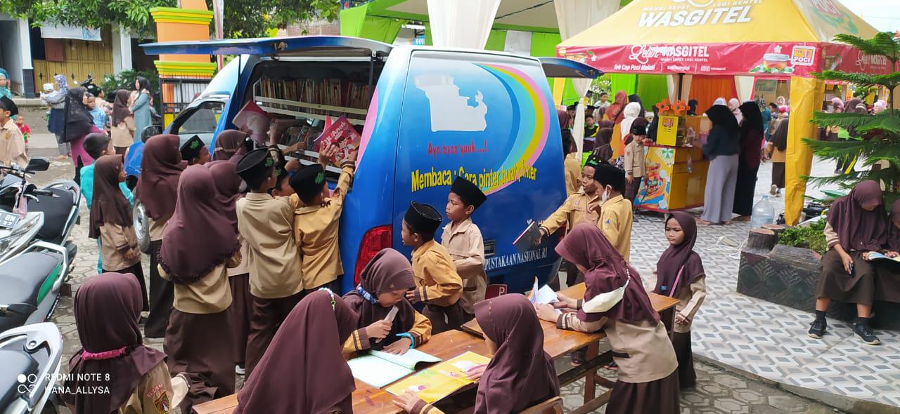 Berita Perpustakaan Keliling Perpusip Kabupaten Tegal Meriahkan FESTAPASI MI N 2 Tegal Dinas Perpusip