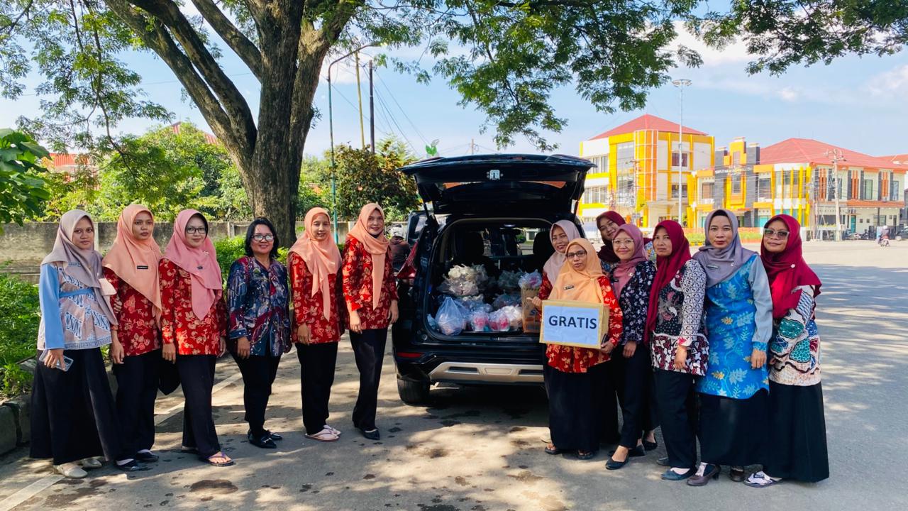Berita Ramadan Berbagi, DWP Disperpusip Bagikan Ratusan Takjil di Bundaran Tugu Poci Dinas Perpusip