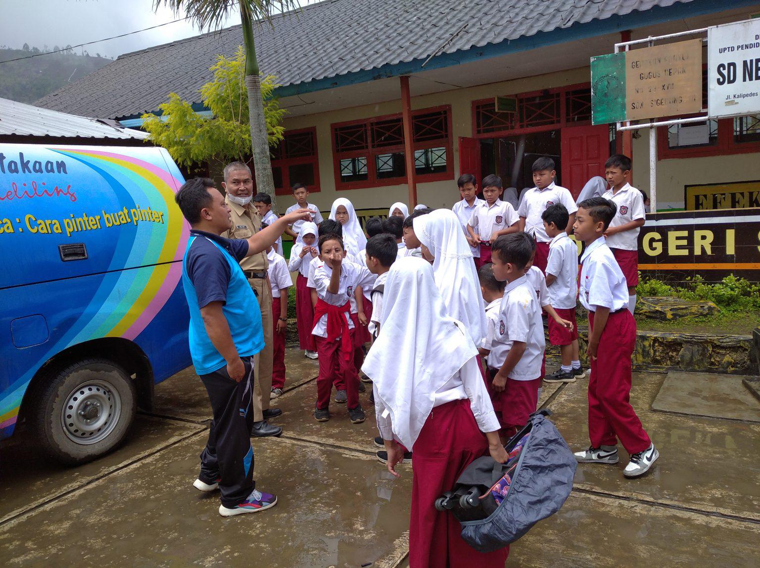 Berita Perpustakaan Keliling Dinas Perpusip Kab. Tegal Hadir di Desa Sigedong Bumijawa Dinas Perpusip